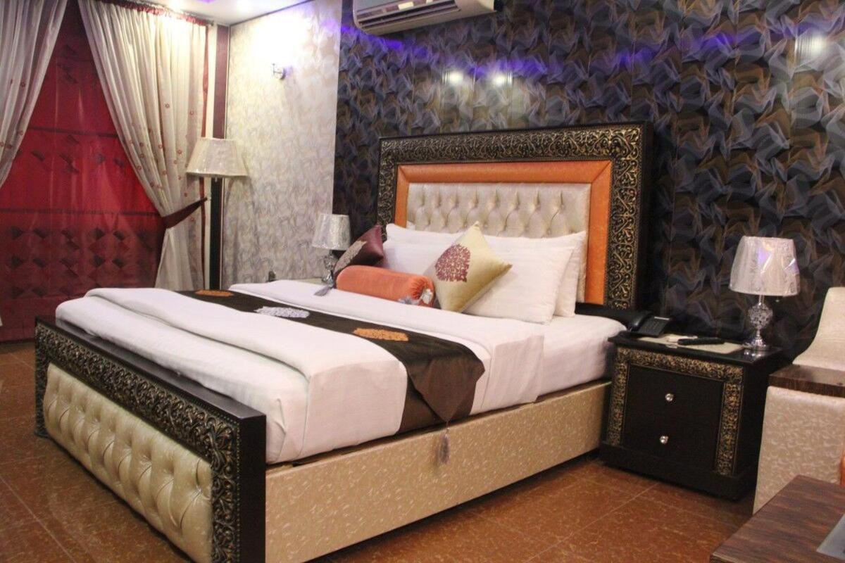 Hotel The Leschanze Lahore Buitenkant foto